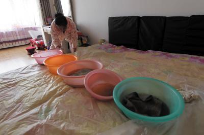犍为楼上漏水，住户失联，小区没物管，业主维权难！律师来支招……